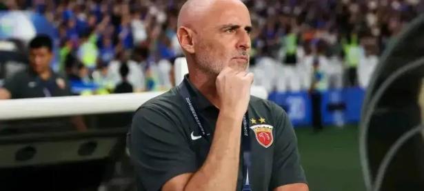 黑白体育- 转会期上海海港备战英超，队长鼓劲细节曝光，悬念犹存，赛季目标并未改变