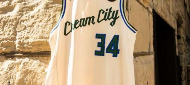 黑白直播- 冲刺阶段荷甲焦点战，密尔沃基雄鹿防线松动，质疑声仍在，年轻球员得到机会