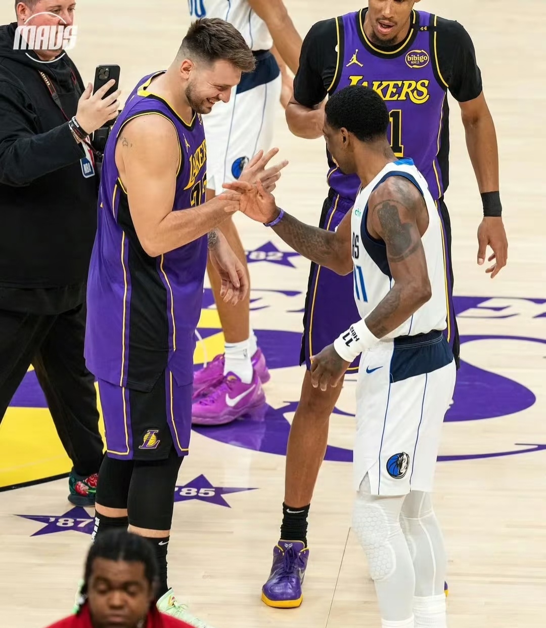 包含詹姆斯意外战胜独行侠，比赛局势复杂引爆全场！观众掌声雷动的词条