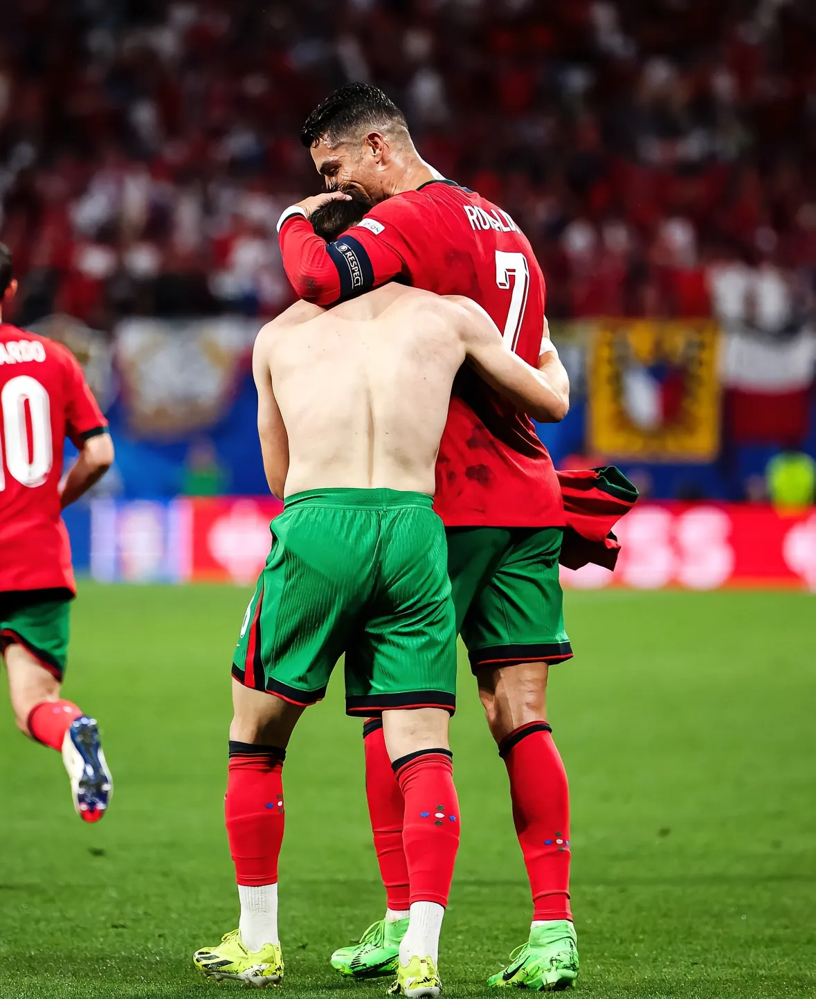 C罗在C9比赛中势不可挡,出色防守引发热议!的简单介绍 C罗在C9比赛中势不可挡,出色防守引发热议!的简单介绍